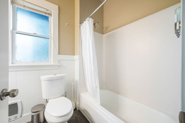 Building Photo - 720 NE 47th St