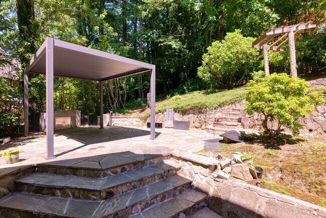 Building Photo - Welcome to your dream home in the picturesque Westridge neighborhood