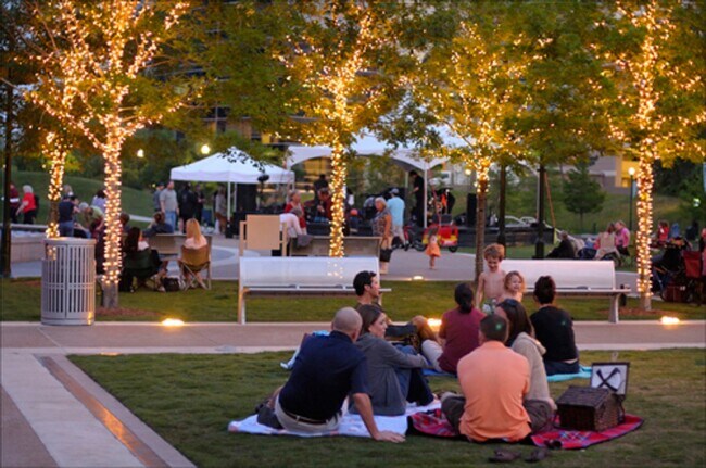 Building Photo - 8051 Bay Branch Dr