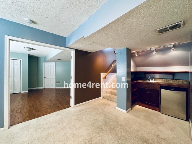 Building Photo - Four Bedroom Olathe Home in a Quiet Neighb...
