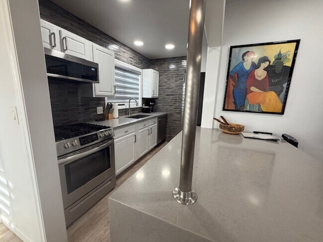 Building Photo - 423