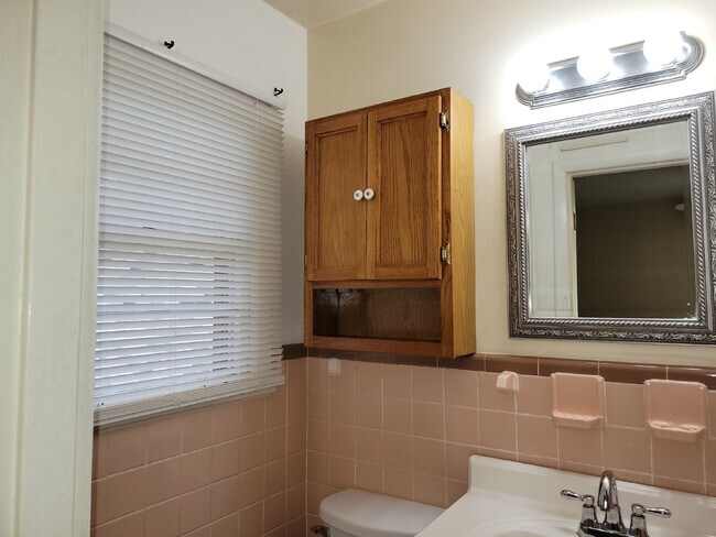 Building Photo - "Spacious 3-Bed Haven with Hardwood Floors in Huntsville – 2115 Sq Ft of Comfort!"