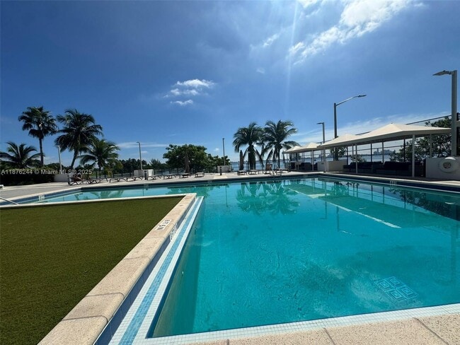 Building Photo - 600 NE 36th St