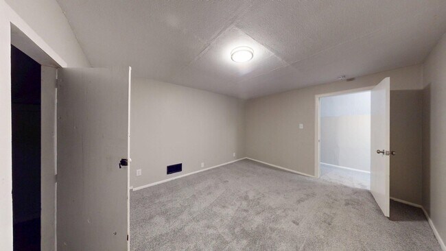 Building Photo - Cudell/West Blvd neighborhood; 4 bedroom/1 bath single family house for rent!