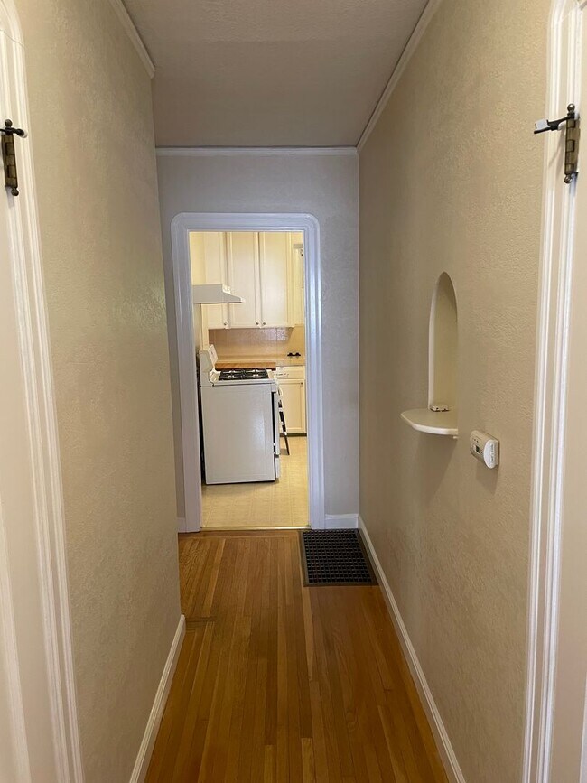 Building Photo - 6 Month Lease on a Two-Bedroom 1 Bathroom East Sacramento Home