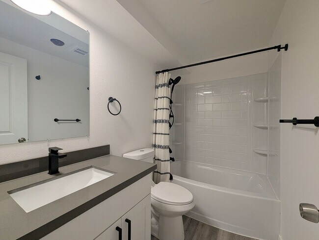 Building Photo - 1bd/1ba Brier Condo