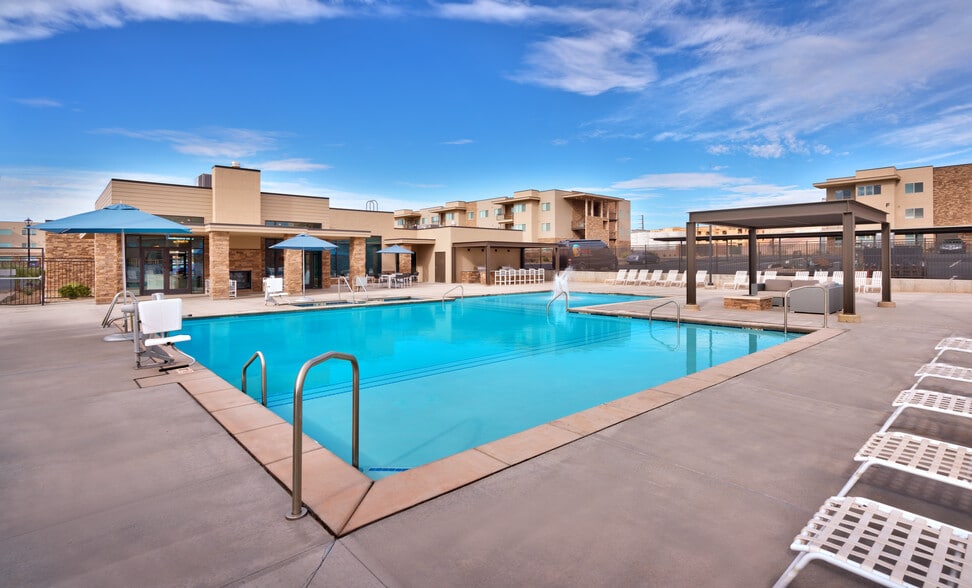 COMMUNITY/LEASING CENTER: POOL - Coyote Creek