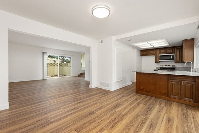 Building Photo - Updated Townhome in El Camino Club Estates!