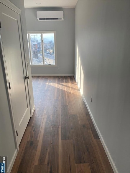 Building Photo - 733 Anderson Ave