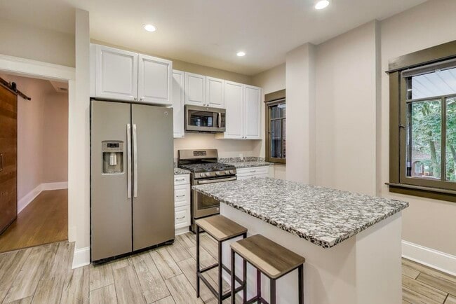 Building Photo - 1601 W Touhy Ave