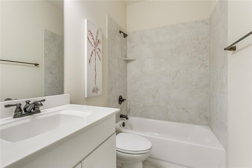 guest bathroom - 580 Hampshire Dr