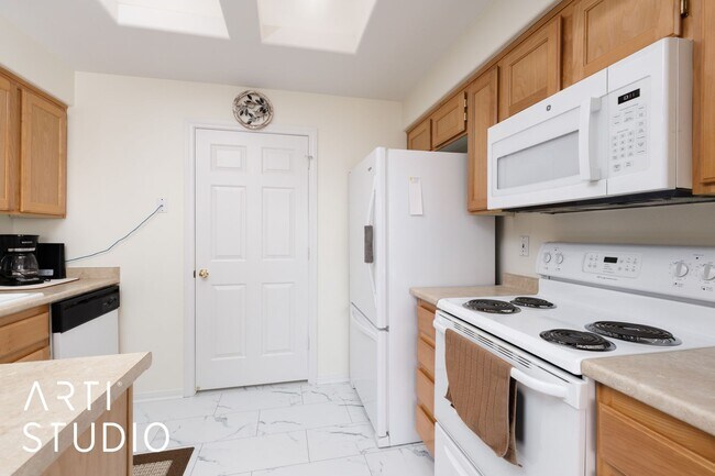 Building Photo - 2-bedroom 2-bathroom upstairs condo fully ...