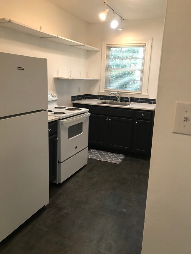 Building Photo - 587 7th St