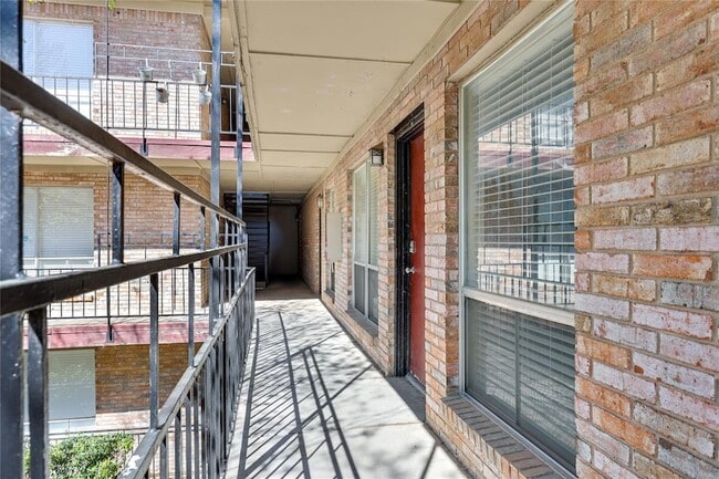 Building Photo - 2207 Leon St