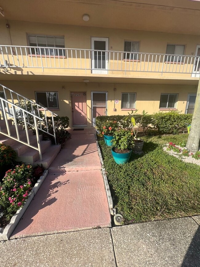Building Photo - Cute Condo in Greenbriar