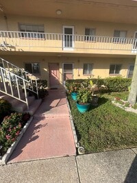 Building Photo - Cute Condo in Greenbriar