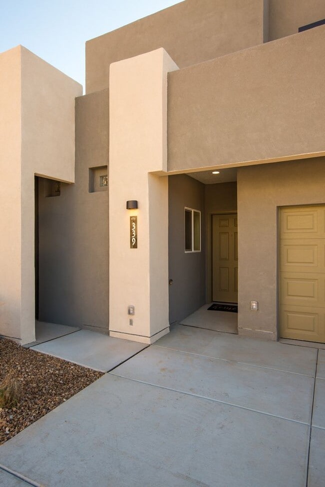 Building Photo - North Valley Townhome