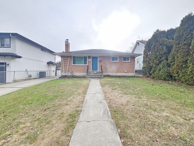 Building Photo - $2,300 - 3 Bed / 2 Bath Rancher Home in Perry District