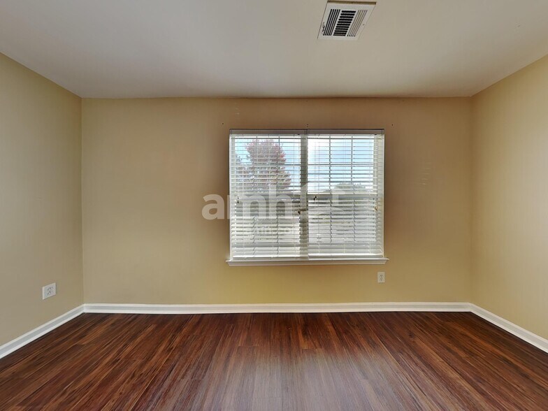Building Photo - 144 Worcester Ln