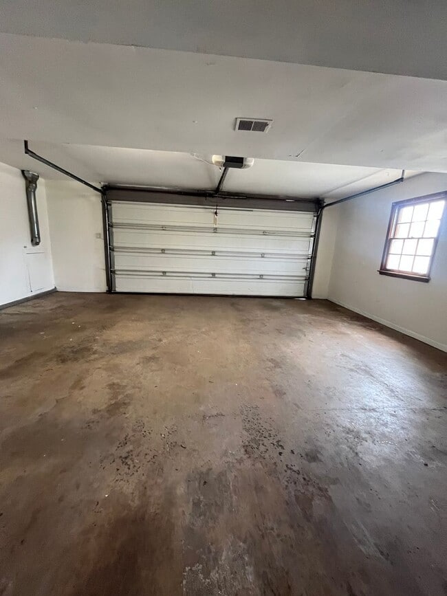 Building Photo - 4 Bedroom House Now Available in Tinley Pa...
