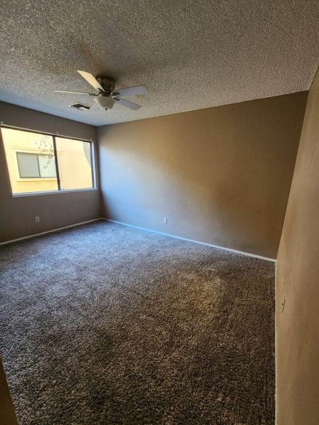 Building Photo - Spacious 2 bedroom 2 bath condo with Laundry Inside!!!