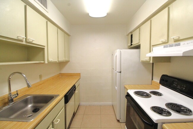Building Photo - Bayfront Living Minutes from Downtown, NAS...