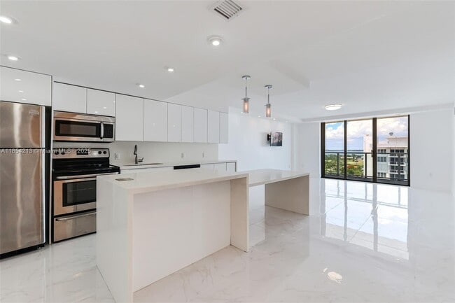 Primary Photo - 5701 Collins Ave