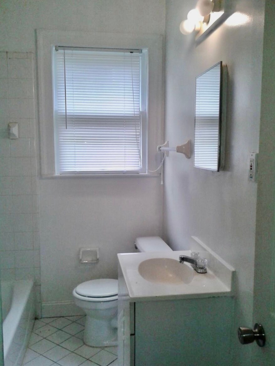 Building Photo - 2604 Dellwood Ave