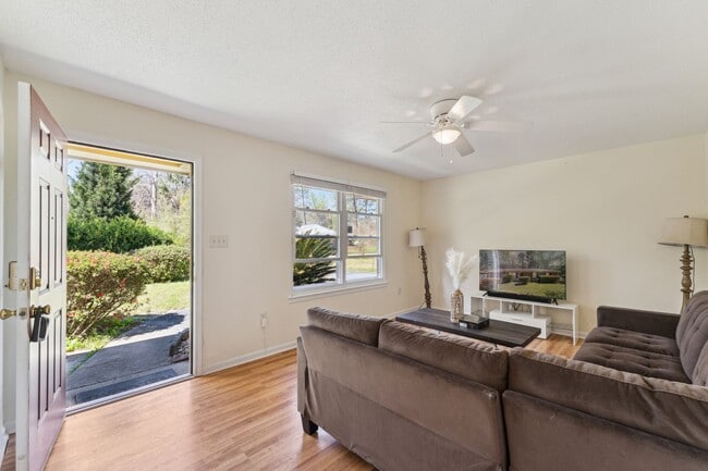 Building Photo - AVAILABLE NOW! (Pet Friendly)