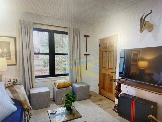 Building Photo - 911 S Main St