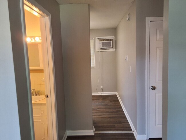 Building Photo - 1122 Evelyn Dr