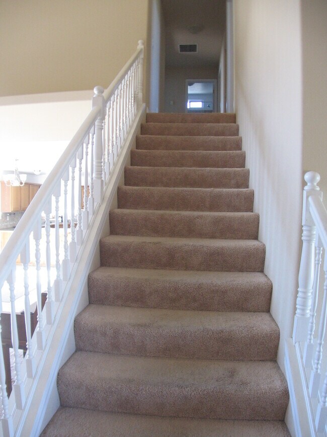 Building Photo - 627 Kings Glen Loop