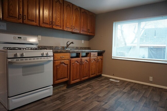 Building Photo - 4 Bedroom Remodeled West Side Salt Lake Home