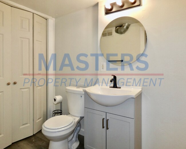 Building Photo - Three Bedroom House