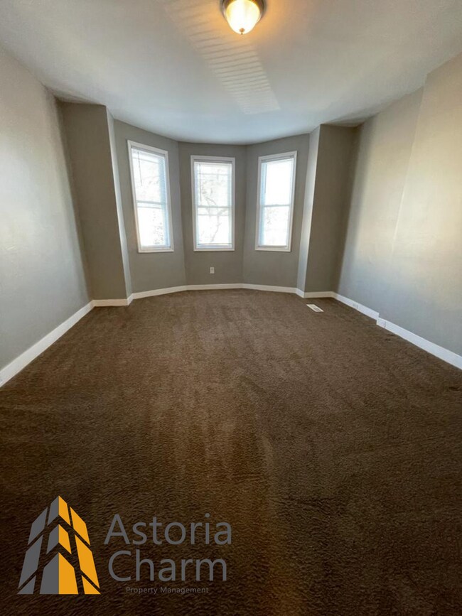 Building Photo - 3 Bedroom 1.5 Bath Spacious Bedrooms on Ashburton Street