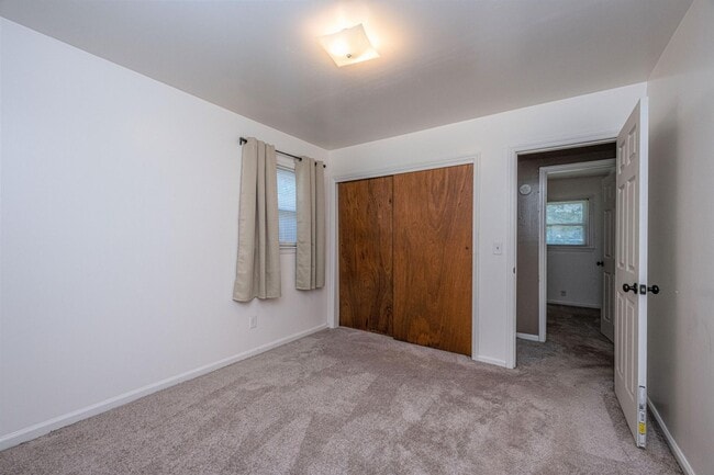 Building Photo - Charming 4 bedroom home with large yard