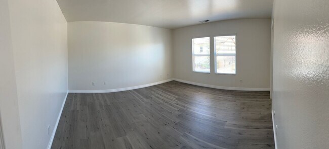 Building Photo - Large 5 bedroom / 2.5 Bathroom Perris Home
