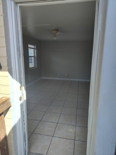Building Photo - 318 N Oleander Ave