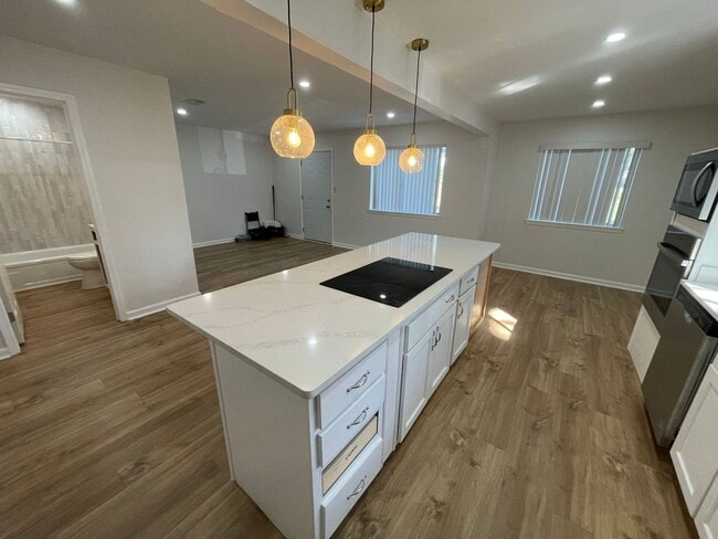 Building Photo - Completely renovated 2/1 on Golf Course!
