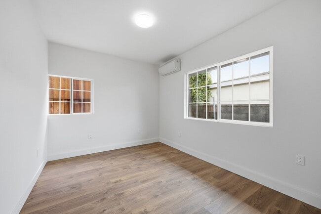 Building Photo - 2 Bedroom | 1 Bathroom | Private Back House