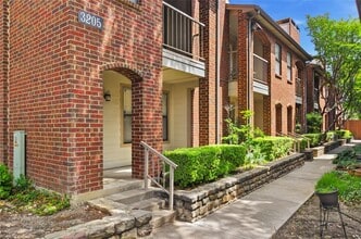 Building Photo - Beautiful Townhome in Gated Community