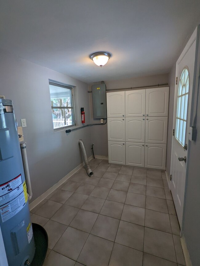 Building Photo - Nicely Sized One Bedroom House in Bevelry ...