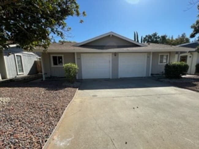 Primary Photo - Great 3 Bed 2 Bath Duplex