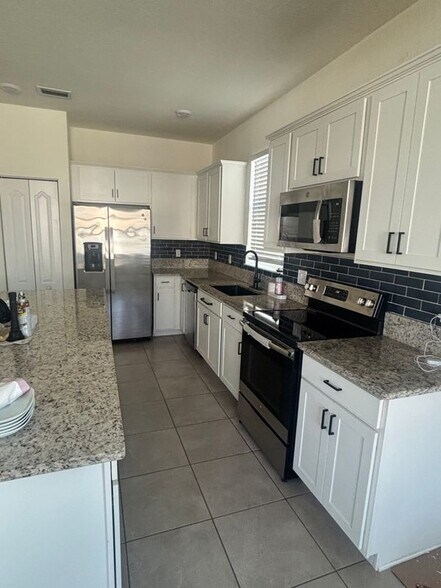 Building Photo - 8010 NW Greenbank Cir