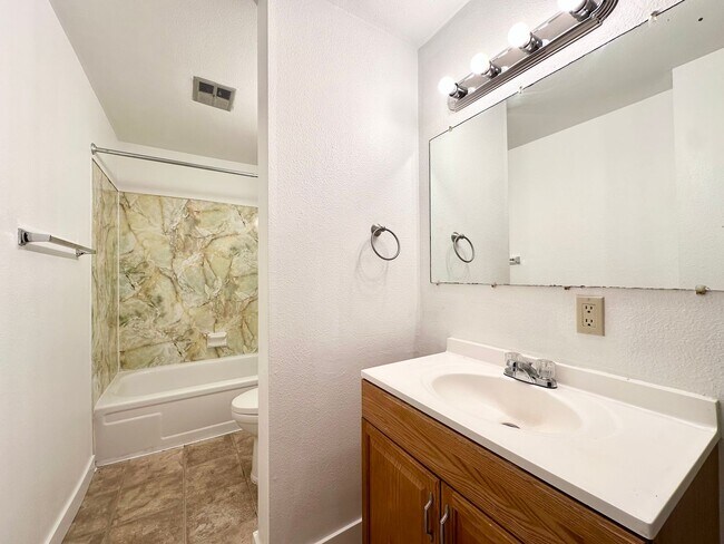 Building Photo - Single Family Home in Beaverton, OR 6 Beds 3 Baths w/ Double Car Garage!