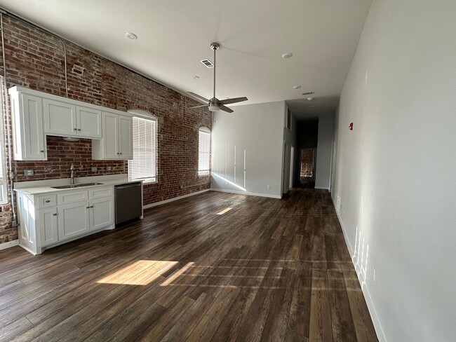 Building Photo - Loft Apartment available!