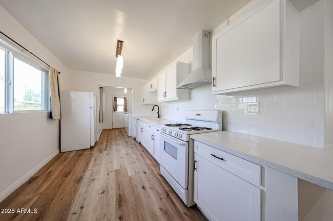 Building Photo - 4635 N 11th Pl