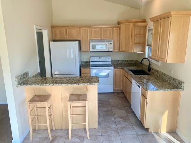 Building Photo - Beautiful 3 bed 2 bath condo on the west end!