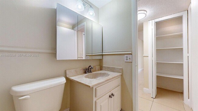 Building Photo - 13953 Kendale Lakes Cir