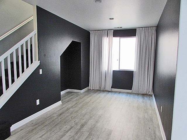 Building Photo - 4 bedroom 2.5 bath sparkling pool home in Perris!